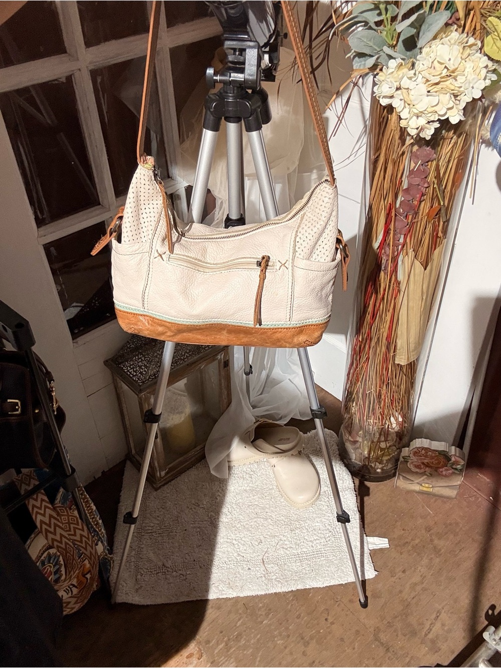 Two-Tone Cream and Tan Leather Shoulder Bag with Zip Pocket